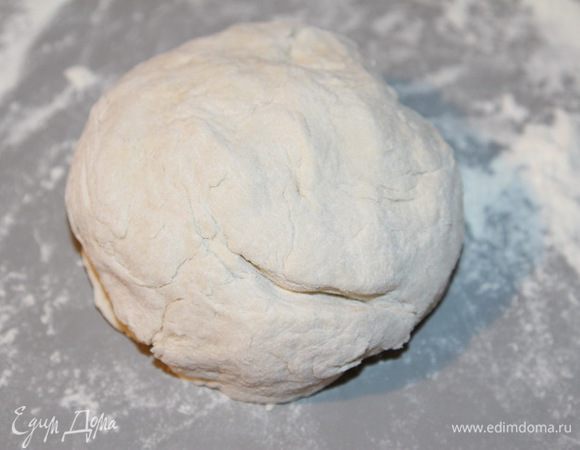 Постепенно добавлять оставшуюся муку и замесить не очень тугое тесто.