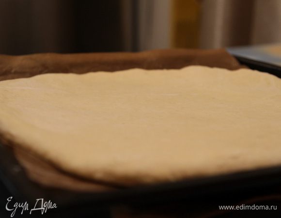 Дать тесту постоять в тёплом месте пока мы готовим начинку и соус.