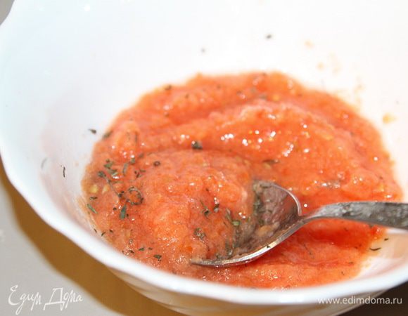 К помидорам добавить сливки, оливковое масло, соль и любимую травку.