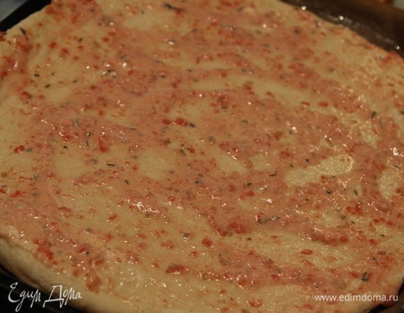 Смазать соусом пиццу.