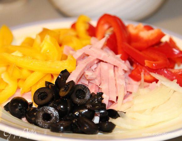 Лук нарезать полукольцами.