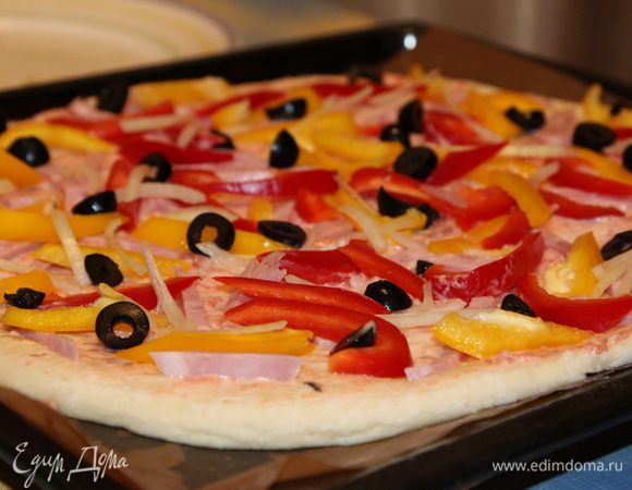 Выложить начинку на пиццу в следующем порядке: ветчина, перец, лук, маслины.
