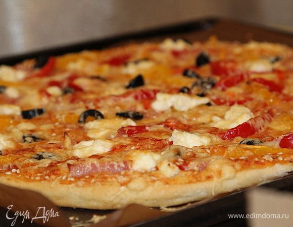 Выпекать в духовке при температуре 200 градусов 35 мин. Соус должен стать ярко-оранжевым, а пицца румяной!