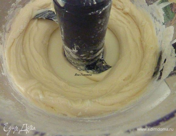 Взбить масло комнатной температуры с сахарной пудрой, экстрактом миндаля (я использую ванильный) и солью. 
