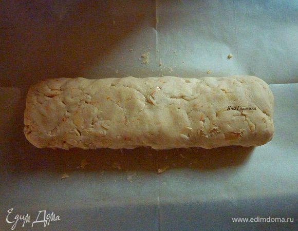На лощеной бумаге сформировать тесто в прямоугольный кирпич, размером в длину 30 см ширину 7 см.  