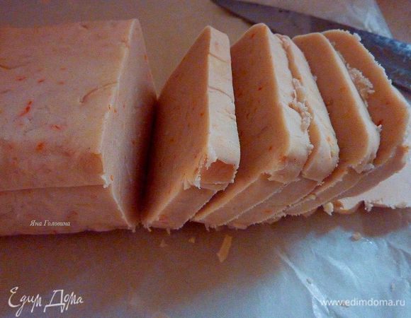 Разогреть духовку до 190 гр.
Вытащить тесто из морозилки (если тесто лежало в морозилке более трех часов, то нужно дать тесту минут 30 постоять  перед нарезкой что бы не крошилось).

Острым ножом, порезать на толщину в 0.5 сантиметра.
