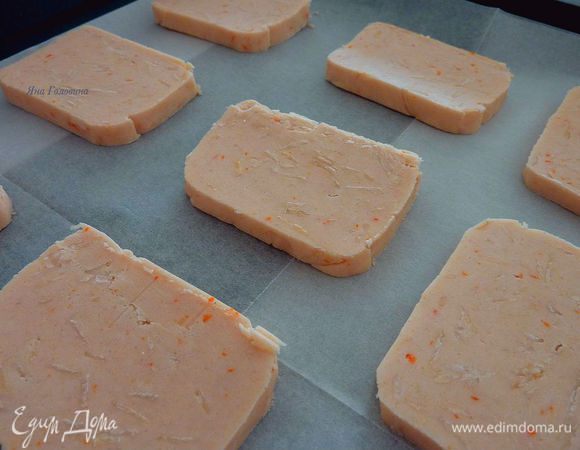 Разложить на выстеленный бумагой противень на расстояние 2-3 см друг от друга. 
