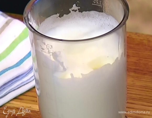 Белки взбить миксером в пену.