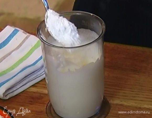 Добавить 1 ст. ложку сахарной пудры и взбивать до получения однородной пышной массы.