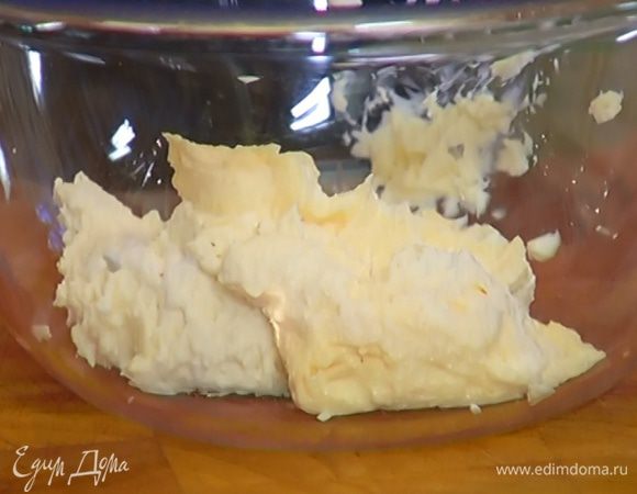 Желтки слегка взбить, добавить 1 ст. ложку предварительно размягченного сливочного масла и часть рикотты, немного взбить, затем ввести оставшуюся рикотту и взбить все в однородную массу.