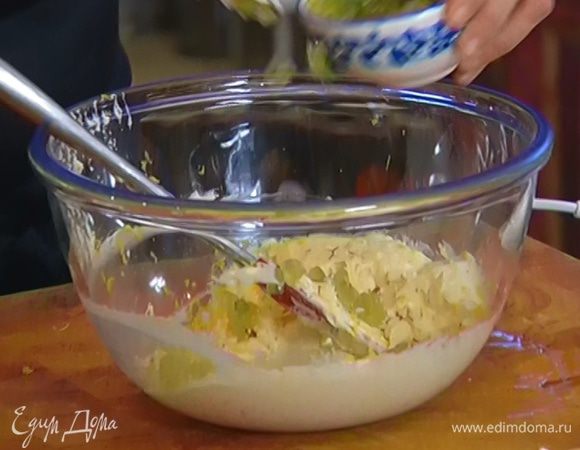 В творожную массу добавить лимонную цедру, миндальные лепестки, цукаты и все перемешать.