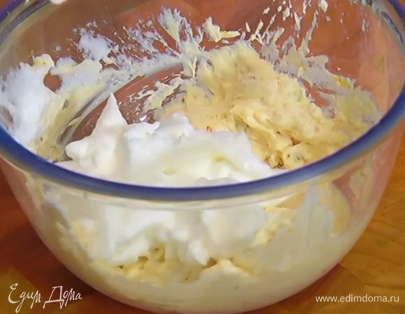 Взбитые белки порциями вмешать в творожную массу, затем добавить муку, все еще раз перемешать.