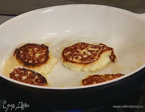 В сковороде разогреть 1 ч. ложку сливочного масла, ложкой выкладывать небольшие лепешки на некотором расстоянии друг от друга и обжаривать с двух сторон до образования золотистой корочки. Если нужно, добавить еще немного масла.