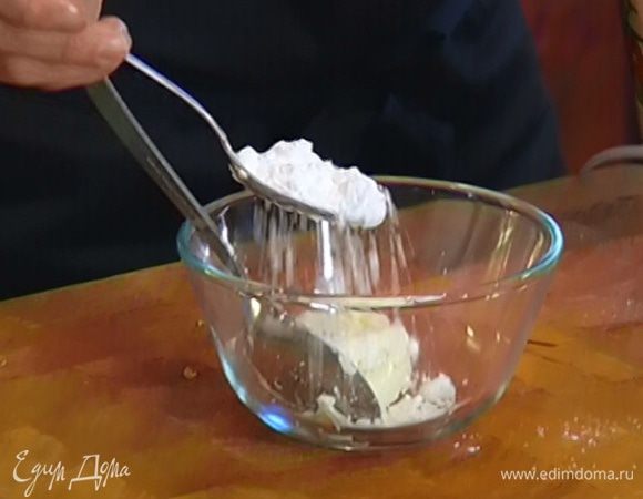 Приготовить соус: сливочный сыр соединить с сахарной пудрой, влить лимонный сок и все перемешать.