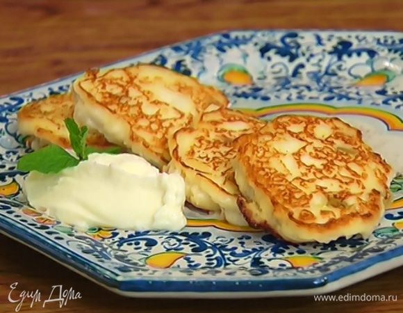 Готовые сырники подавать с соусом из маскарпоне, украсив листьями мяты.