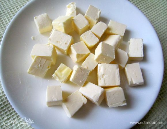 Охлаждённое сливочное масло порезать на кубики и оставить нагреться до комнатной температуры. 