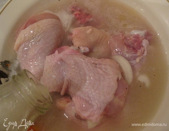 Окорочка разрезать, сложить в посуду, пересыпав пряностями и прослоив нарезанным кольцами 1 луковицы, посолить. Залить квасом и поставить на сутки в холодильник.
Рецепт кваса здесь 
http://www.edimdoma.ru/retsepty/63217-kvas-hlebnyy