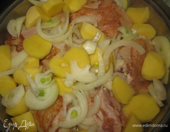 Окорочка выложить на противень. Картофель порезать, выложить на противень, сверху порезанный лук кольцами.  Посолить картофель, добавить пряности (перец, лавровый лист) по вкусу. 
Запекать в разогретой 200-220 град. духовке 30 минут.