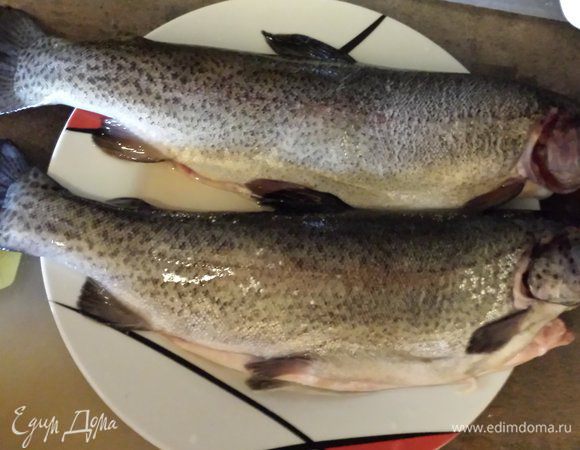 Рыбу выпотрошить, очистить от чешуи, промыть в прохладной воде. У нас при покупке потрошат сразу.