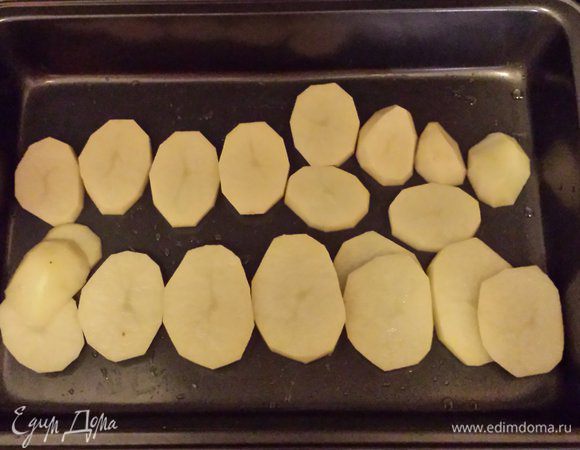 Форму смазать маслом немного.
Картофель нарезать колечками. Выложить две дорожки в форме для выпекания.