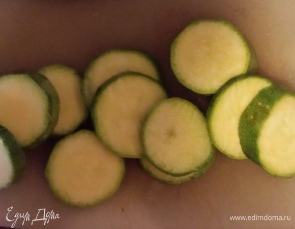 Цукини нарезать колечками. Выложить в форму на картофель.