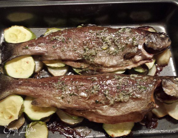 Готовую рыбу смазать соусом по чайной ложечке снаружи,  лицевую сторону, и внутри, под кожицей, для аромата.
