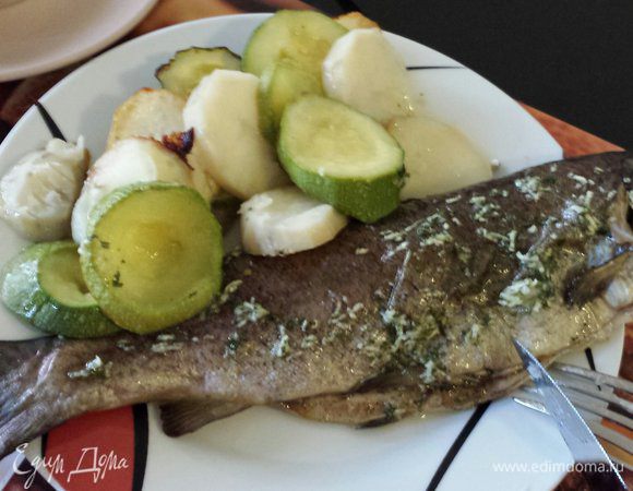 Подавать надо с пластиком лимона. На фото нет - забыла :-) Лимонный сок выдавливается в процессе еды на мясо для кислинки. Также, во время еды надо поливать соусом мясо и овощи.