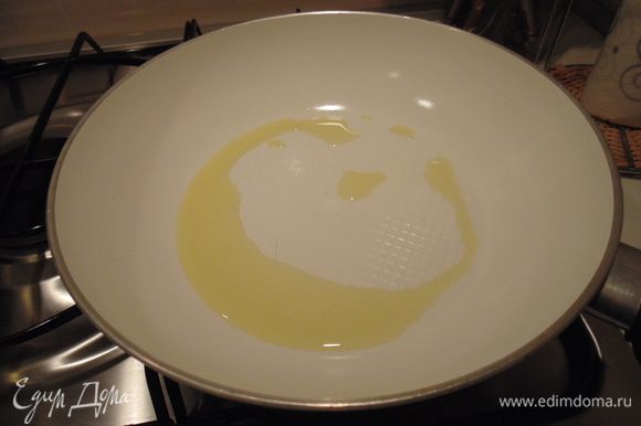 В сковороде разогреть 2 ст. ложки оливкового масла,