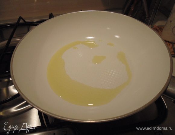 В сковороде разогреть 2 ст. ложки оливкового масла,