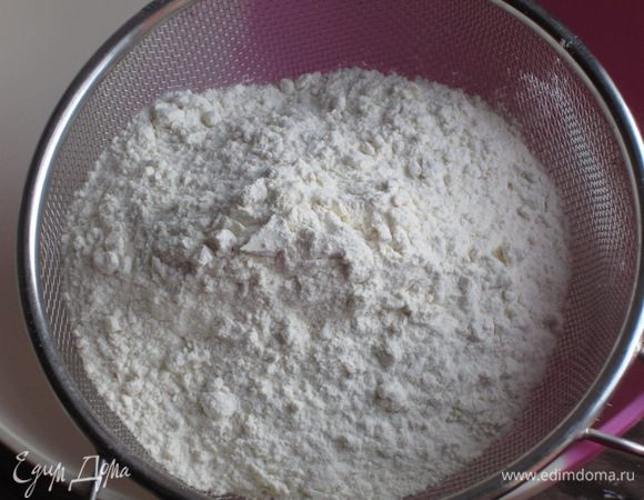 Тесто: Просеять муку. В небольшом количестве воды растворить соль. 