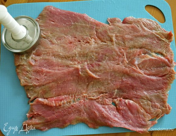 Мясо (можно взять телятину или говядину) надрезать и развернуть "книжкой", немного отбить.