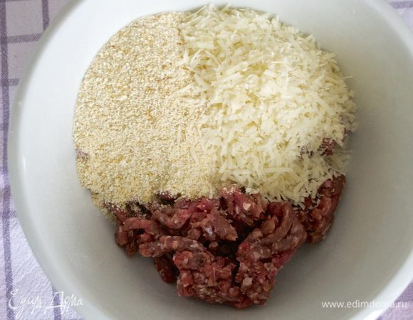 Твердый сыр (лучше пекорино, но можно и пармезан) натереть. В небольшой миске смешать говяжий фарш, тертый сыр и панировочные сухари. Посолить и поперчить начинку по вкусу.