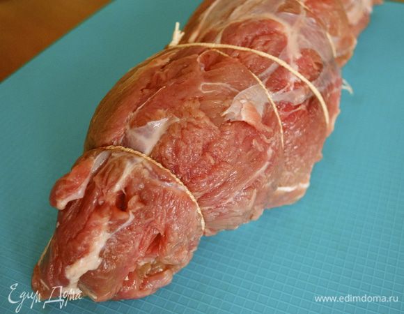 Свернуть плотно рулет и связать кулинарной нитью или специальными резинками...