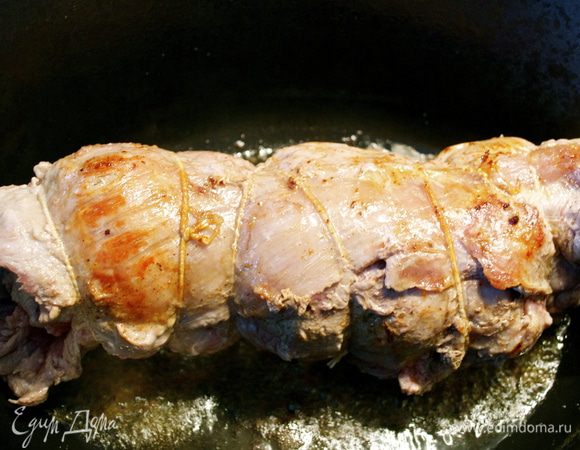 В глубокую сковороду с толстым дном налить немного оливкового масла и положить обжариваться мясо, переворачивая, чтобы он поджарился со всех сторон.