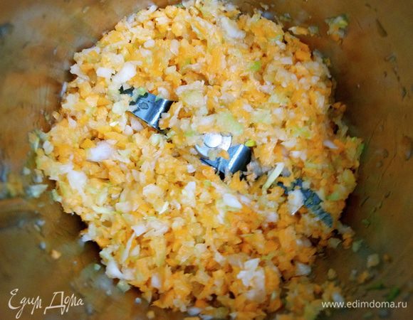 Овощи помыть, очистить и нарезать достаточно мелко. Лучше использовать для этих целей блендер..., с другой стороны, размер нарезки овощей в данном случае может зависеть от Ваших предпочтений!