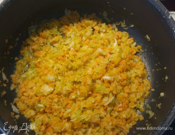 Измельченные овощи положить положить немного обжариться отдельно от мяса (3-5 минут)... В принципе, затем удобнее всего мясо добавить в сковороду с овощной "зажаркой", но у меня получилось наоборот... ))))