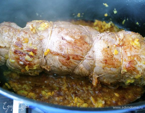 Добавить красное сухое вино. (если Вы собираетесь предложить этот рулет и детям и опасаетесь использовать в таком случае вино (хотя при подобной обработке весь алкоголь испаряется!), замените вино на равное количество бульона...)