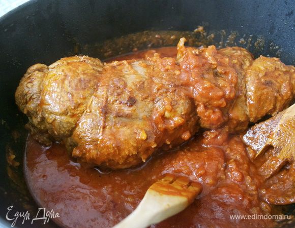 По истечение указанного времени мясо становится неимоверно нежным... Проверить кончиком ножа!... Выключить огонь..., дать постоять минут 15 и можно сразу подавать...