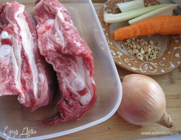 Приготовить все необходимое для бульона. Сварить бульон: положить мясо в кастрюлю, добавить очищенные 1 морковку, 1 луковицу; помытый стебель сельдерея, перец горошком (0.5 ч.л.), лавровый лист, сушеный корень петрушки (можно свежий), залить холодной водой, довести до кипения на сильном огне, убавить огонь, снять пену, посолить, варить 1ч.30мин. на медленном огне. Когда бульон немного остынет, мясо вынуть, бульон процедить. Если бульон варился накануне и вы поместили его в холодильник, можете снять застывший жир и поступить с ним по своему усмотрению. Я, например, добавляю его к борщу.