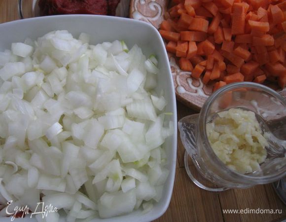 Лук порезать на средние кубики. Чеснок почистить, выдавить через пресс.