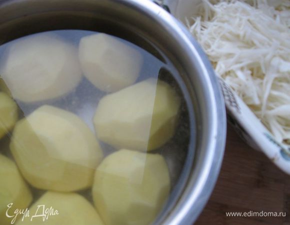 Картошку ( небольшого размера)  почистить.