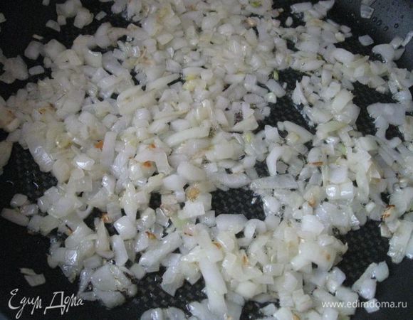 На разогретую сковороду, смазанную маслом, положить лук, обжарить до прозрачности. 

