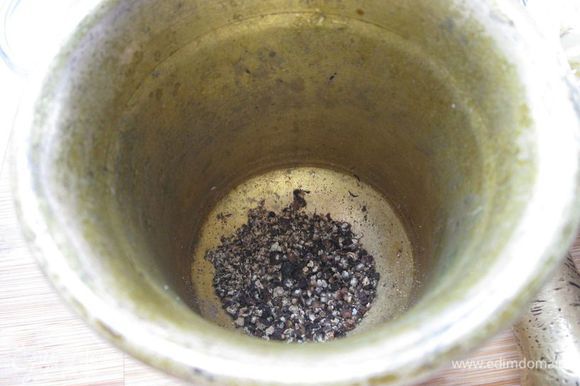 Перец потолочь в ступке до среднего размера. Чайная ложка толченого черного перца создаст отличный аромат. Бульон разогреть до кипения.