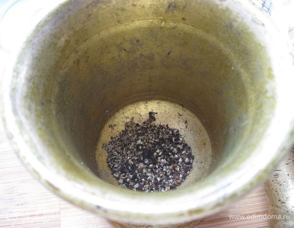 Перец потолочь в ступке до среднего размера. Чайная ложка толченого черного перца создаст отличный аромат. Бульон разогреть до кипения.