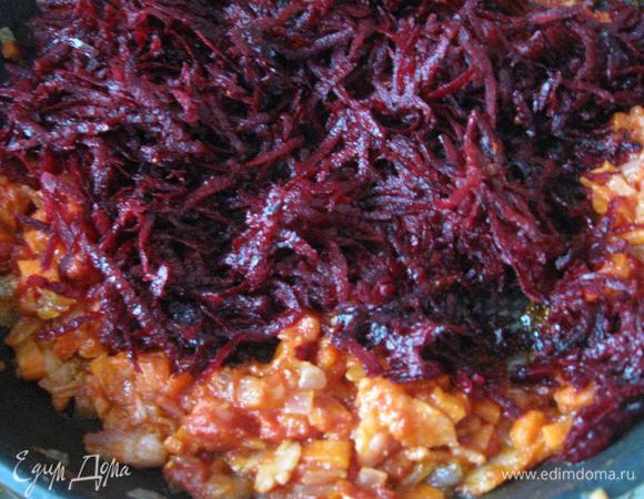 Добавить к заправке свеклу. Немного потушить, добавив часть горячего бульона. 