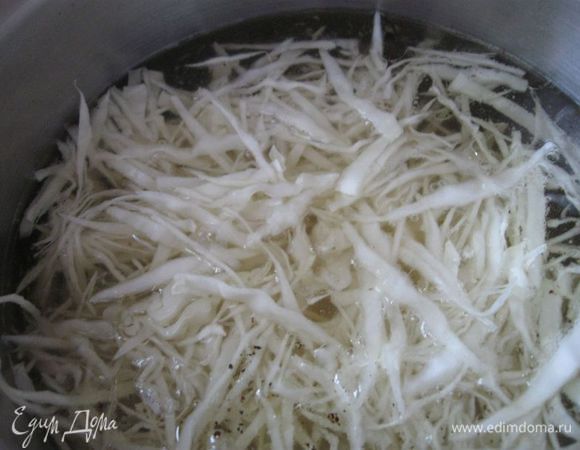 В кипящий бульон положить картошку (не разрезать, можно на 2 части, не мельче). Проварить 15 минут. Добавить капусту, бульон должен слегка кипеть. Через 5 минут  добавить заправку. Проварить еще 10 минут. За 2 минуты до окончания варки добавить чеснок, перец. Выключить, накрыть крышкой, дать настояться 20 минут.