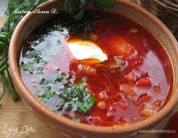 Добавить сметану, кусочки мяса и измельченную зелень – петрушку, укроп.

