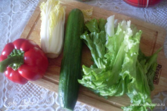Натереть на корейской терке огурец, мелко нарезать сладкий красный перец, пекинскую капусту и салат.