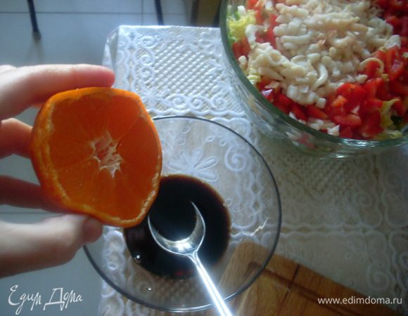 Приготовить заправку. Выжать сок половинки крупного мандарина, добавить соевый соус и сметану.