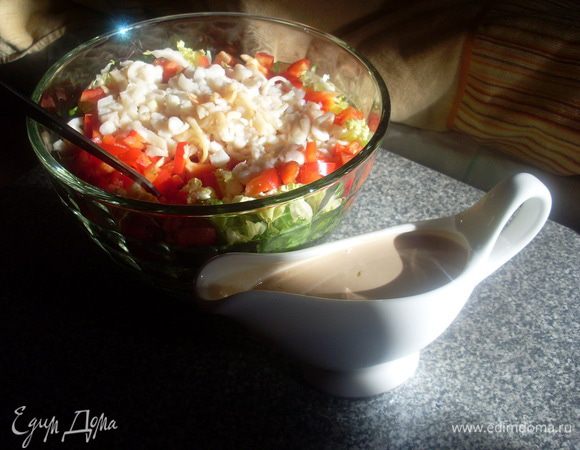 Подавать салат и соус можно отдельно или перемешав немедленно подавать, т.к. огурец дает сок и соус,  постояв, станет водянистым.